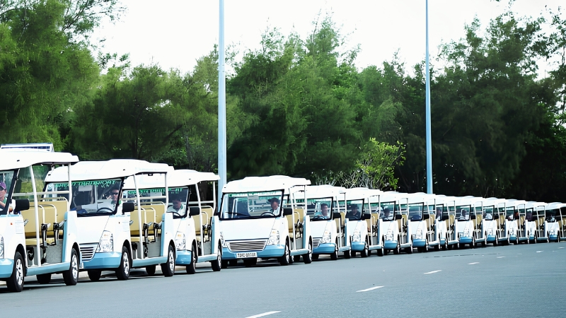 Xe điện đưa khách tham quan tại Côn Đảo
