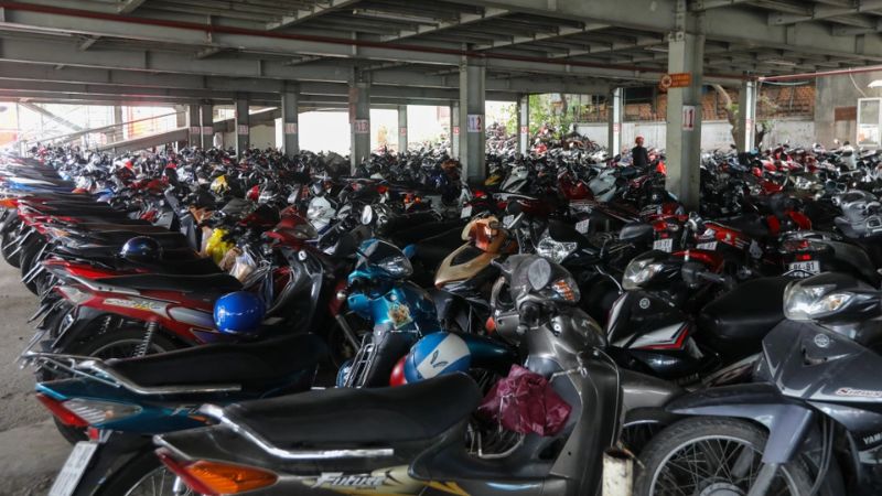 Bãi đậu xe máy tại gần cảng cá Trần Đề