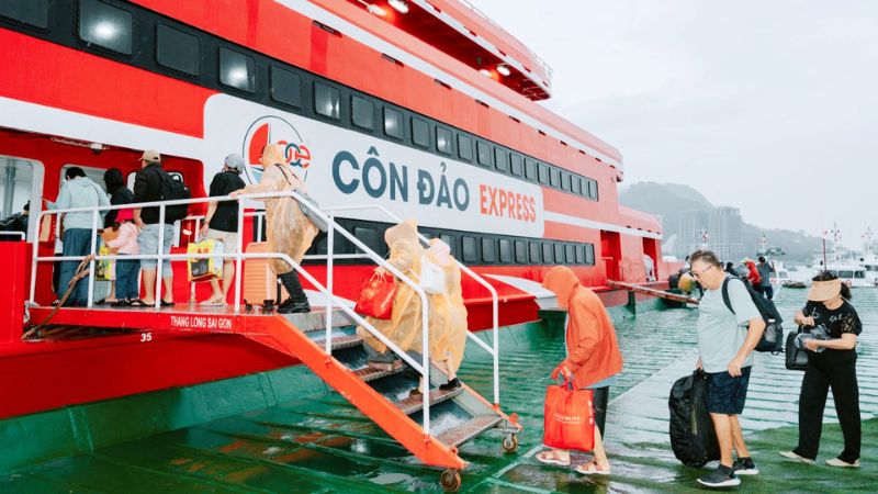 Khách hàng lên tàu Thăng Long để đi đến Côn Đảo