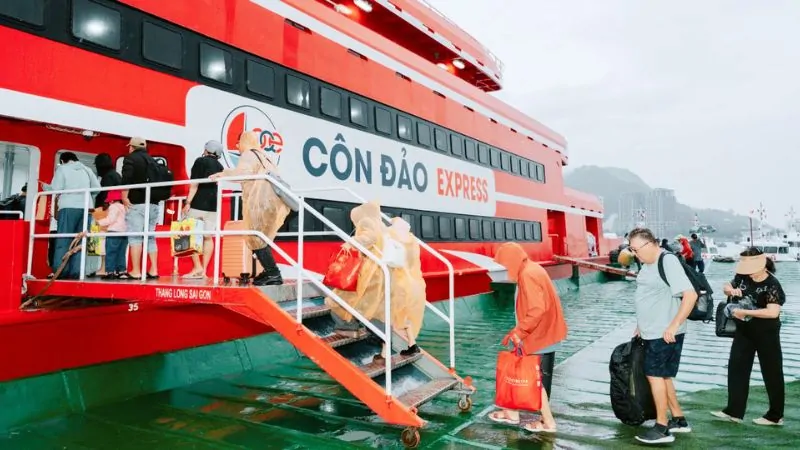Khách hàng lên tàu Thăng Long để đi đến Côn Đảo