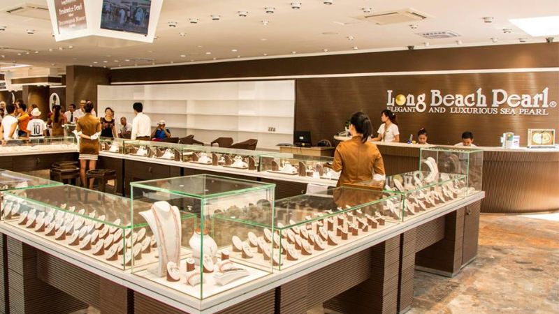 Bên trong khu trưng bày của Trang trại ngọc trai Long Beach