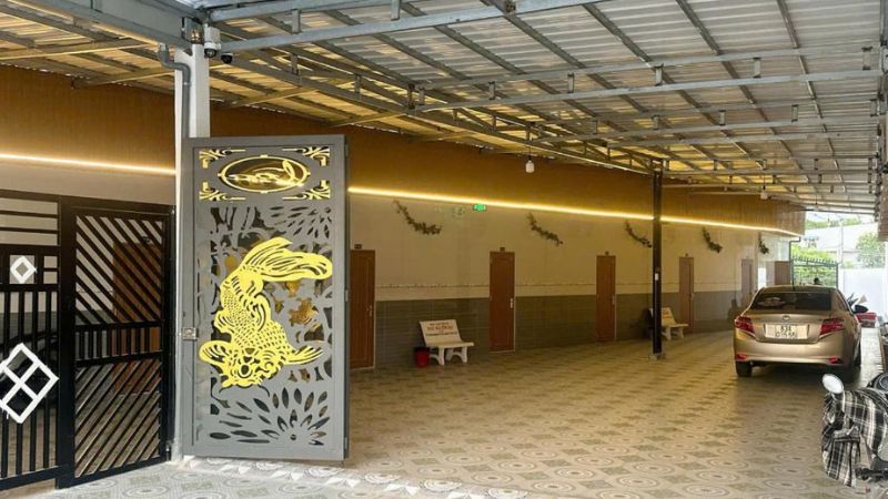 Không gian bãi đỗ xe ô tô rộng rãi, có mái che bên trong khuôn viên nhà nghỉ Ngọc Nga Tín Đạt