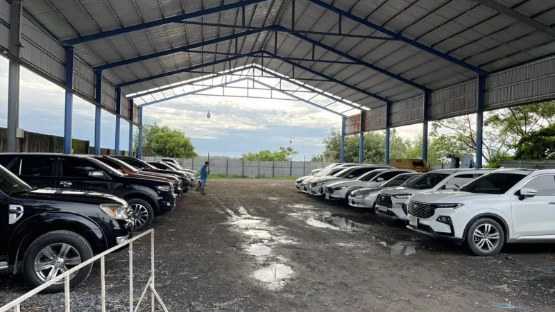 Ô tô đổ ngay ngắn dưới khu vực mái che tại một bãi giữ xe gần cảng cá Trần Đề