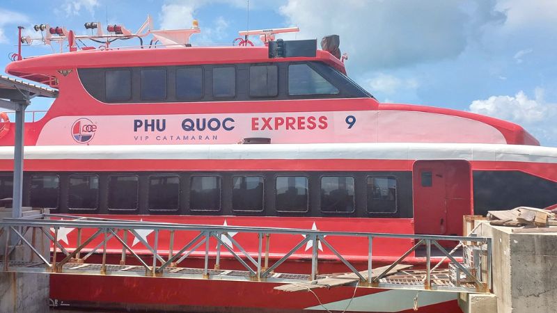 Phú Quốc Express 9 neo đậu tại cảng