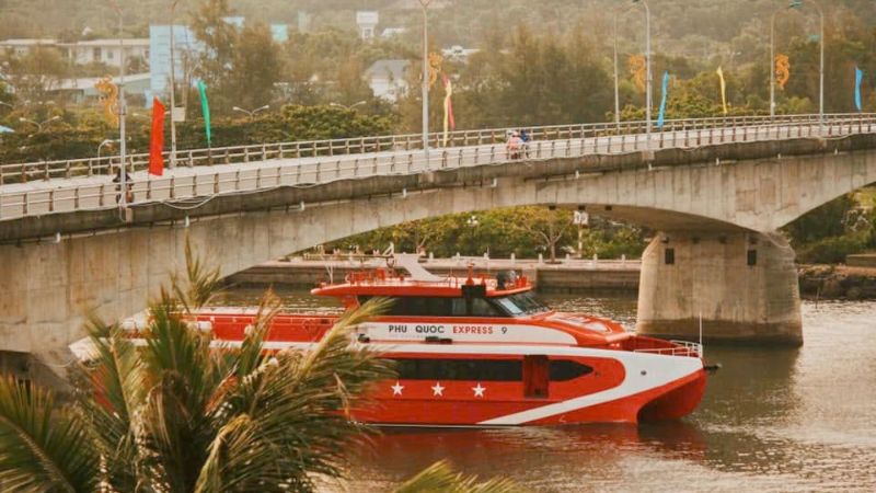 Tàu cao tốc Phú Quốc Express 9 đang di chuyển đến đảo Phú Quốc