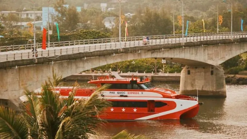 Tàu cao tốc Phú Quốc Express 9 đang di chuyển đến đảo Phú Quốc