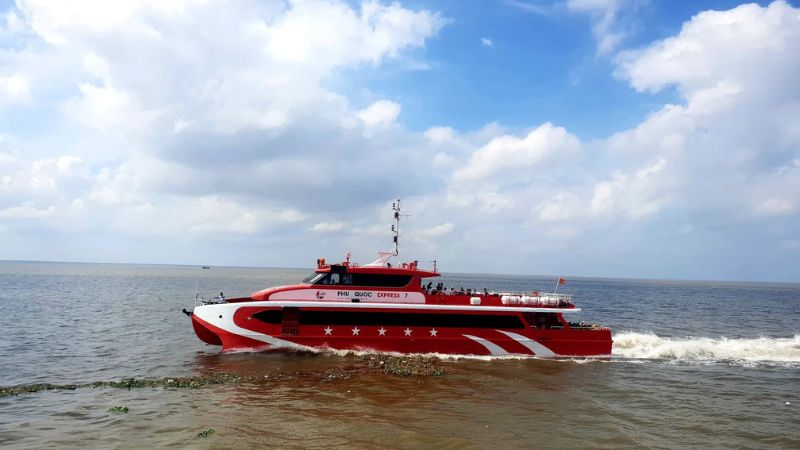 Tàu Phú Quốc Express 7 đang lướt sóng trên biển