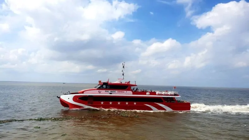 The Phú Quốc Express 7 is sailing across the ocean