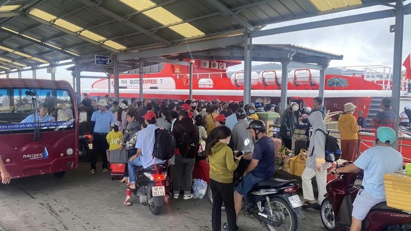 Tàu Phú Quốc Express 7 trả khách ở cảng Bãi Vòng - Phú Quốc