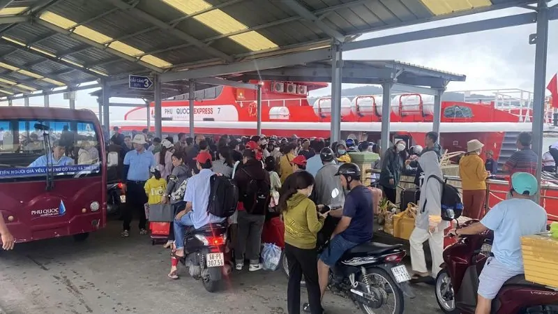 Vessel Phú Quốc Express 7 disembarks passengers at Bãi Vòng Port - Phú Quốc