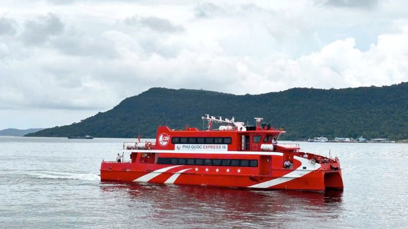 Toàn canh tàu Phú Quốc Express 18 rẻ sóng trên biển