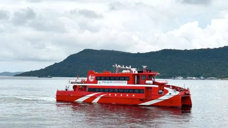 Toàn canh tàu Phú Quốc Express 18 rẻ sóng trên biển