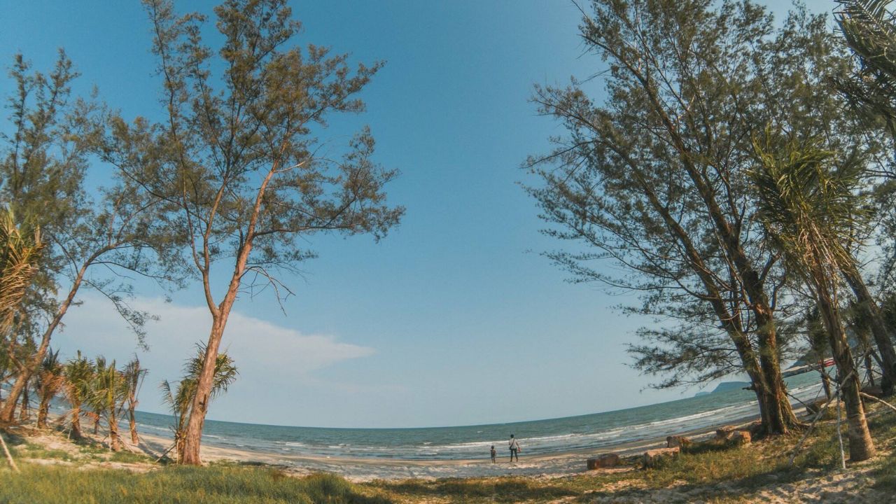 Bãi biển Bãi Vòng hoang sơ với bãi cát trắng mịn, nước biển trong xanh