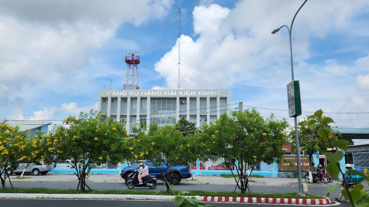 Bãi giữ xe bên trong khuôn viên cảng Rạch Giá Kiên Giang