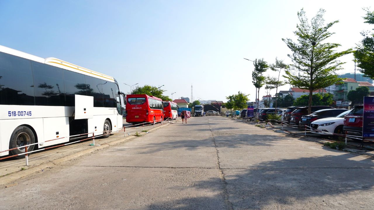 Bãi giữ xe bên trong khuôn viên cảng hành khách Phan Thiết