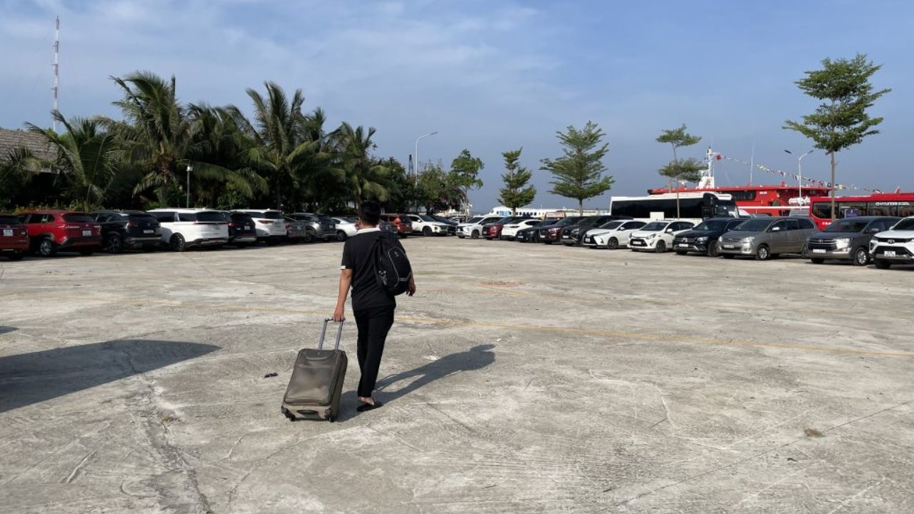 Bãi giữ xe tư nhân gần cảng Phan Thiết đi Phú Quý