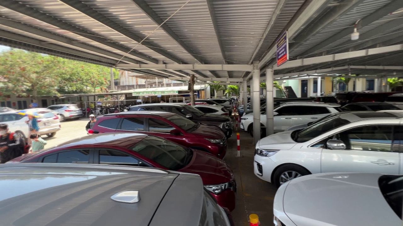 Bãi giữ xe ở trong khuôn viên cảng Sa Kỳ rộng rãi nhưng sẽ nhanh hết chỗ vào các tháng cao điểm du lịch