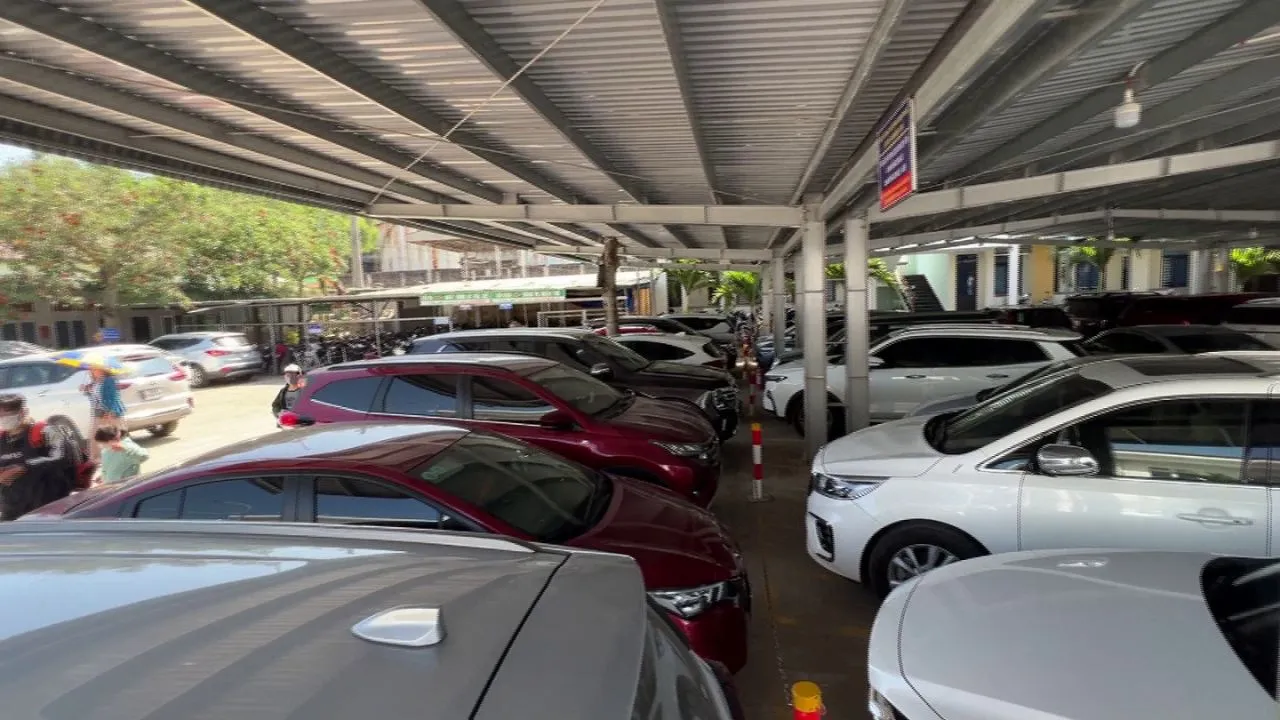 The parking lot within the Sa Ky port area is spacious, but it fills up quickly during peak tourism months.
