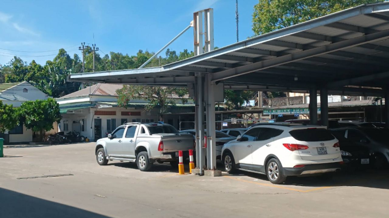 Bãi giữ xe tại cảng Sa Kỳ