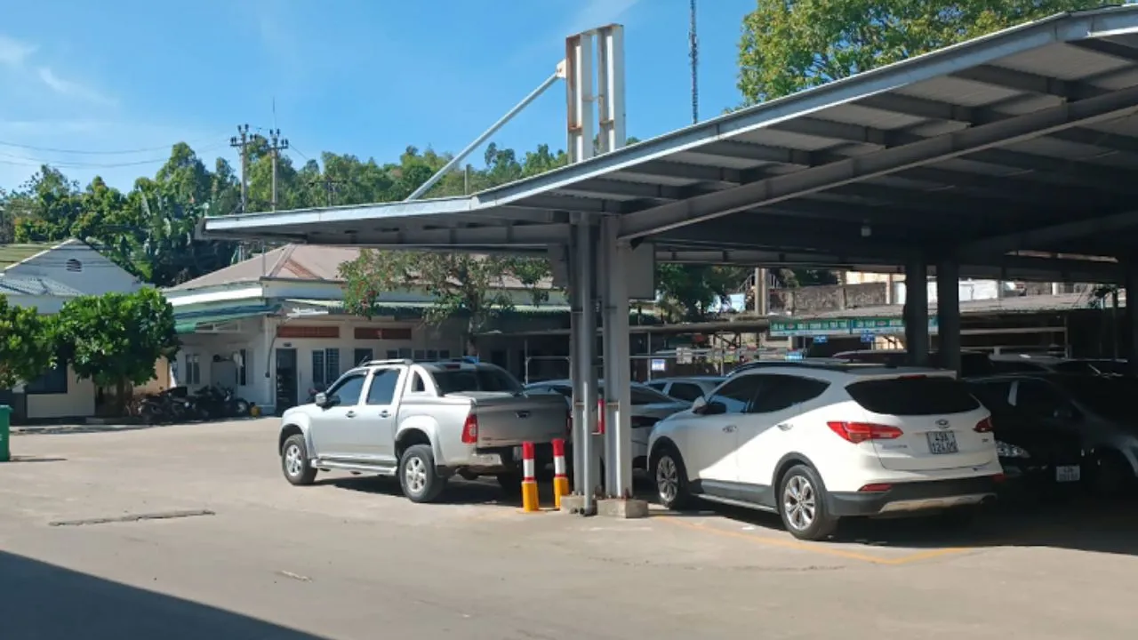 Parking lot at Sa Ky port