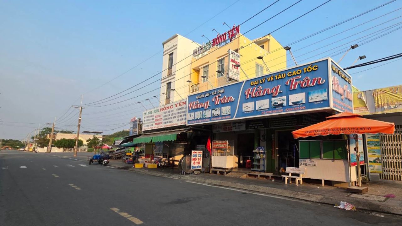Bãi giữ xe tự phát đối diện cảng