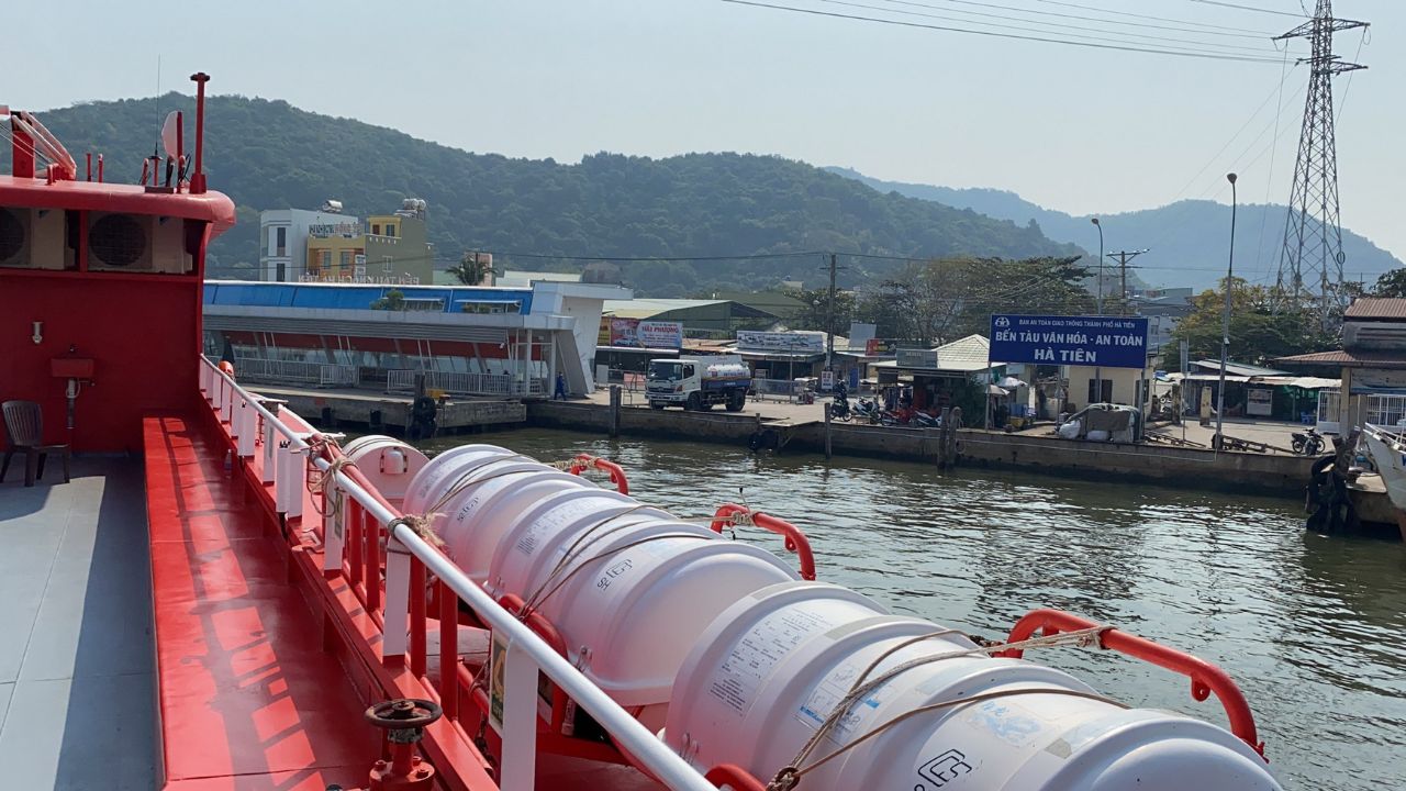 Cảng Hà Tiên nhìn từ boong tàu Phú Quốc Express