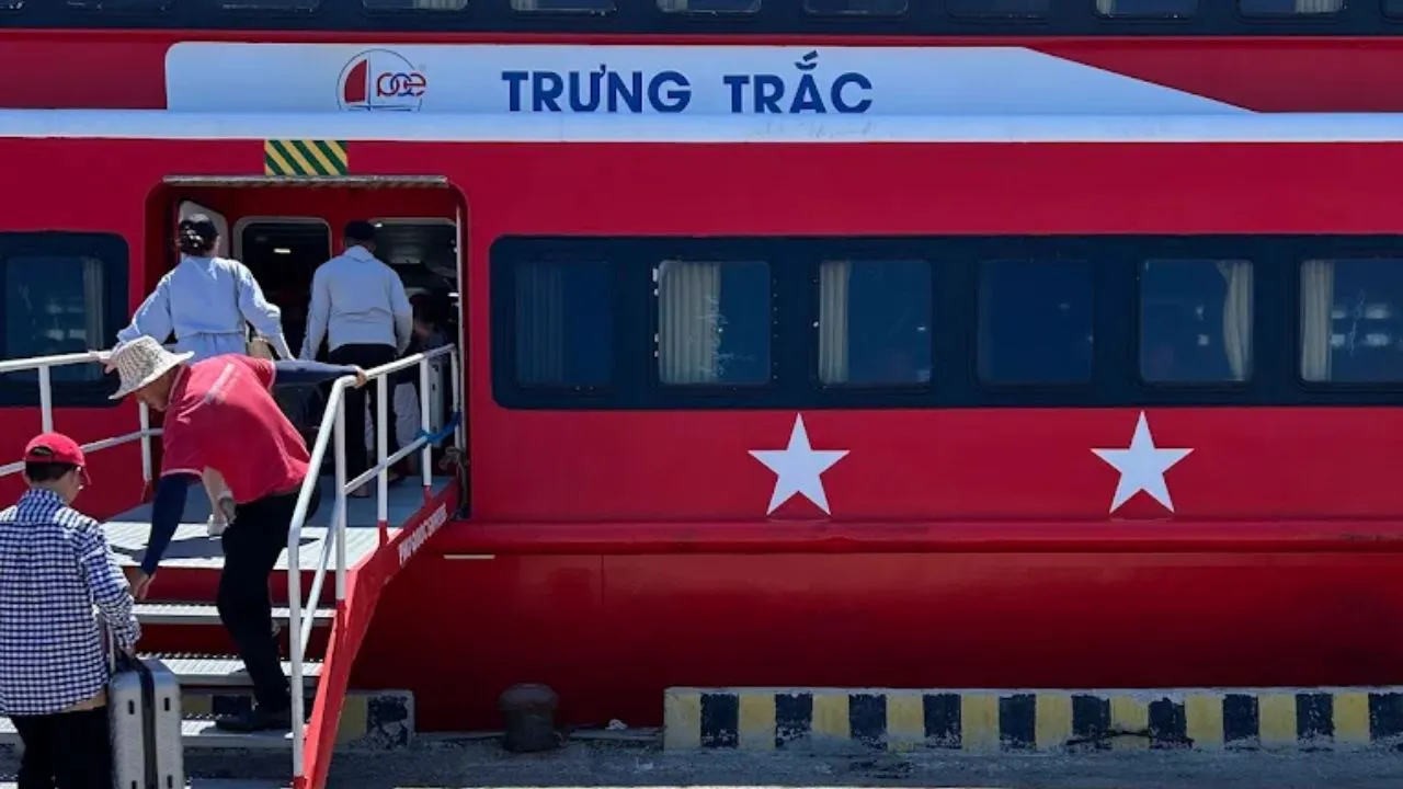 Du khách check-in vui vẻ tại cầu cảng Phan Thiết trước khi lên tàu ra đảo.