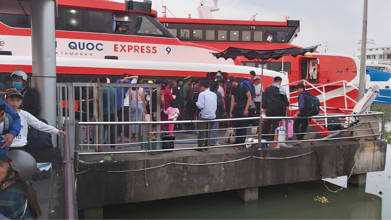 Du khách xếp hàng làm thủ tục lên tàu Phú Quốc Express