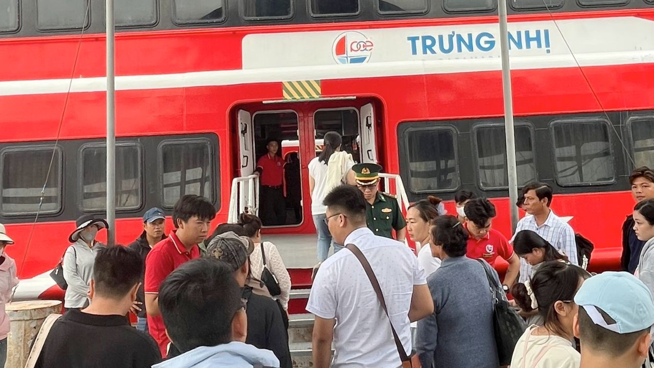Khách hàng làm thủ tục check in tàu đi Côn Đảo cập bến Bến Đầm