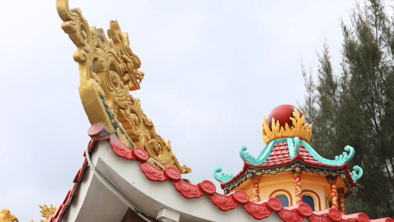 Mái ngói tại Dinh Cậu Phú Quốc