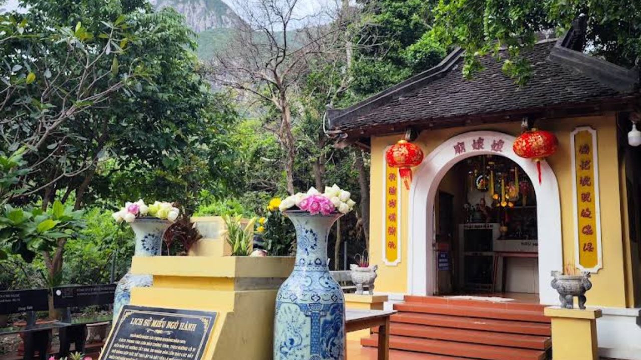 Miếu Năm Cô gần khu vực Cảng Bến Đầm