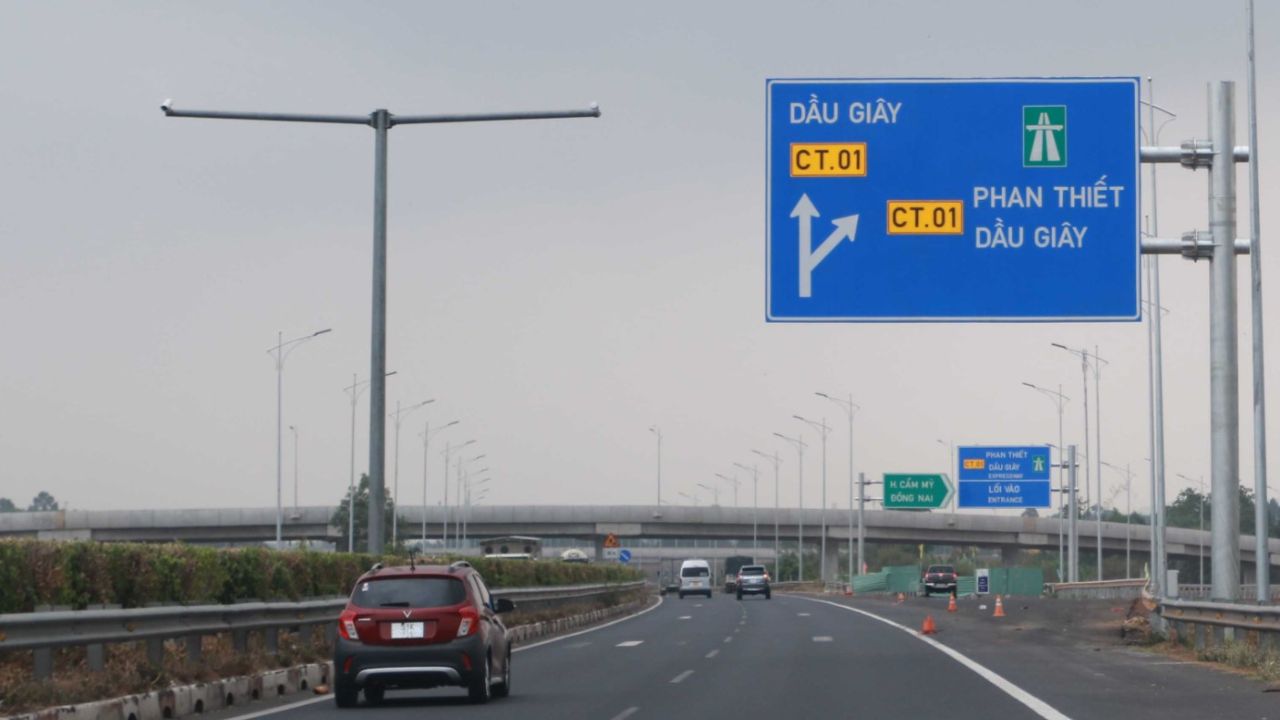 Ô Tô di chuyển trên đường cao tốc TP.HCM - Dầu Giây - Phan Thiết hướng về bến cảng