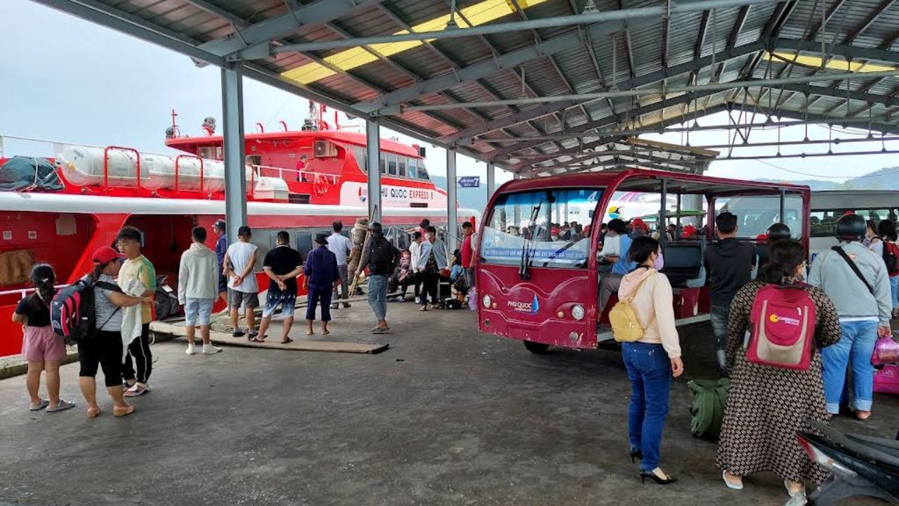 Tàu cao tốc Phú Quốc Express cập cảng Bãi Vòng