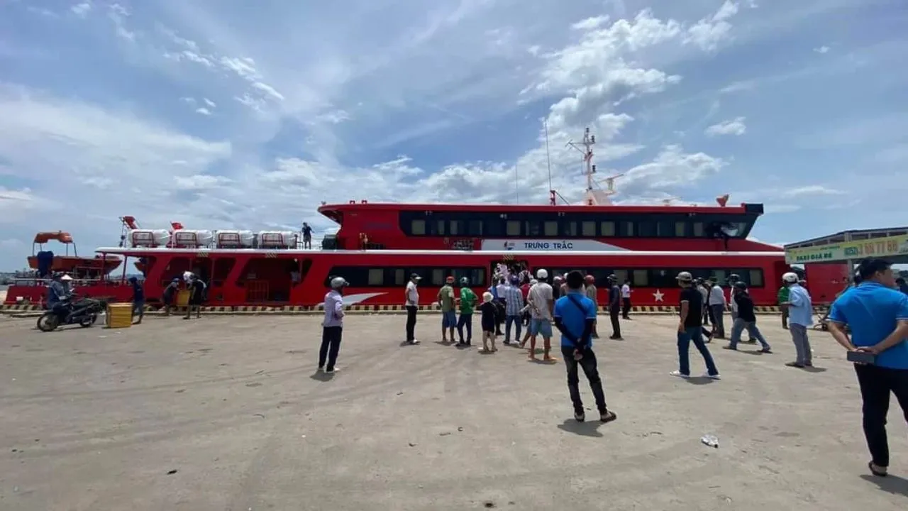 Tàu cao tốc Trưng Trắc vỏ hợp kim nhôm màu đỏ trắng nổi bật đang cập cầu cảng Phan Thiết