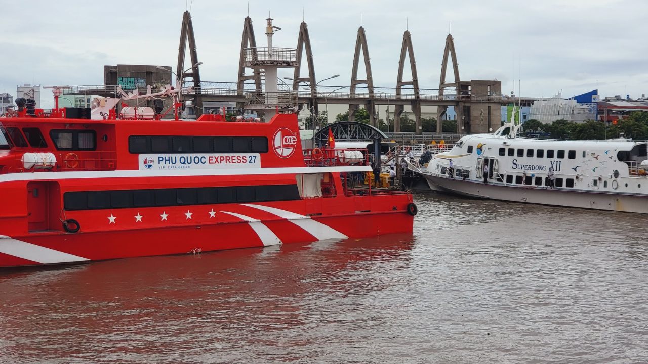 Tàu đỏ Phú Quốc Express tại cảng Rạch Giá