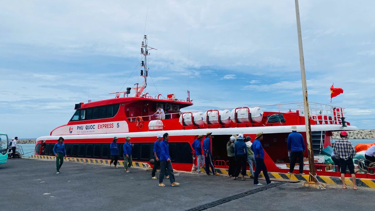 Tàu Phú Quốc Express 5 cập cảng ở đảo Lý Sơn