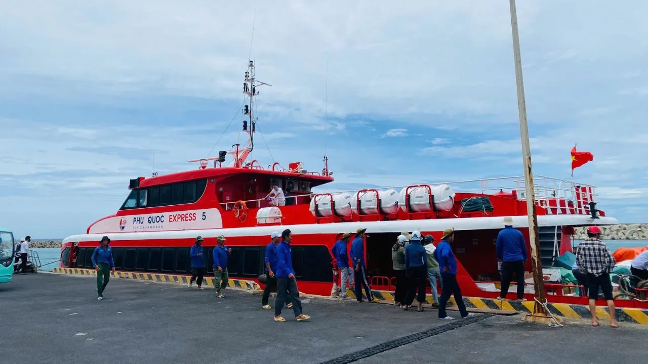 Ship Phú Quốc Express 5 docked at the port on Island Lý Sơn