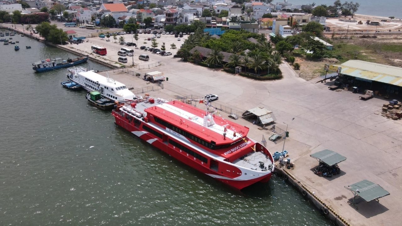 Tàu Trưng Trắc - Phú Quốc Express cập bến Phan Thiết