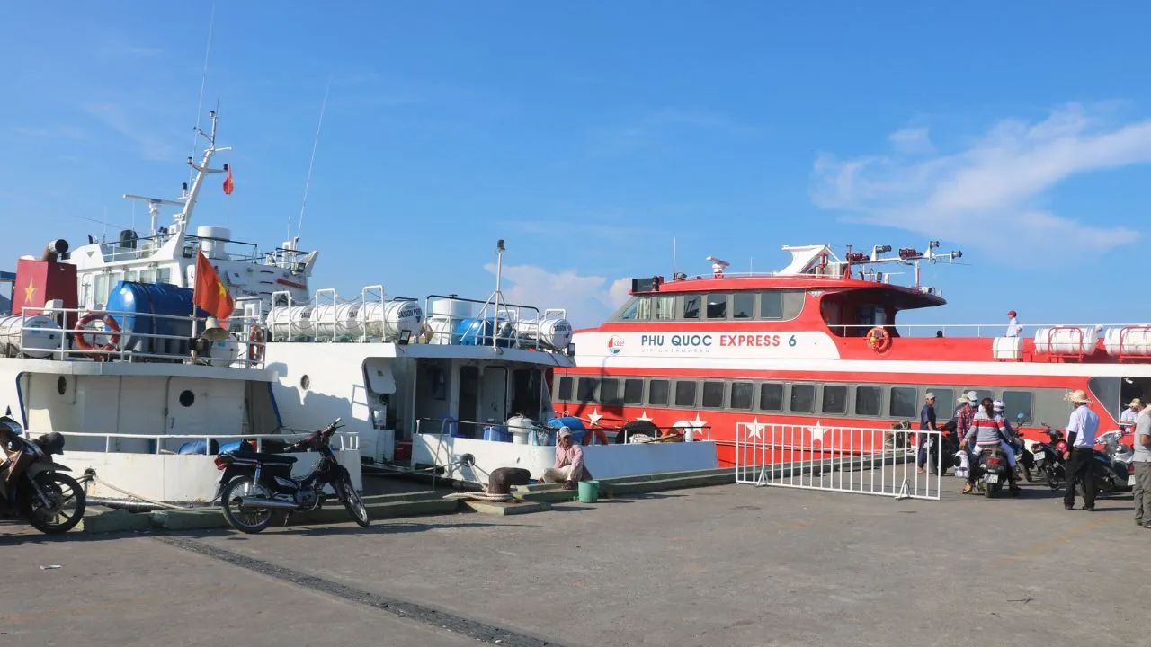 Tàu Phú Quốc Express cập cảng Bãi Vòng đi Phú Quốc