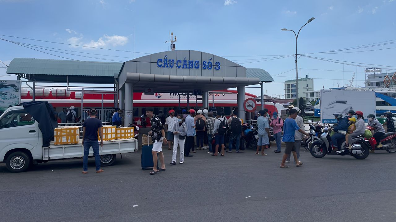 Tàu Phú Quốc Express neo đậu tại cảng Rạch Giá đi Phú Quốc