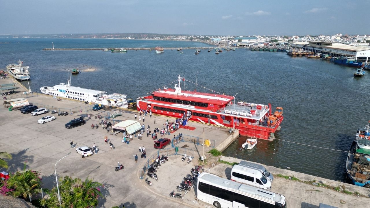 Tàu cao tốc Phú Quốc Express neo tại cảng hành khách Phan Thiết