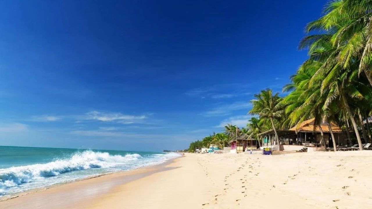 Vẻ đẹp thơ mộng của bãi biển Mũi Né thu hút đông đảo du khách