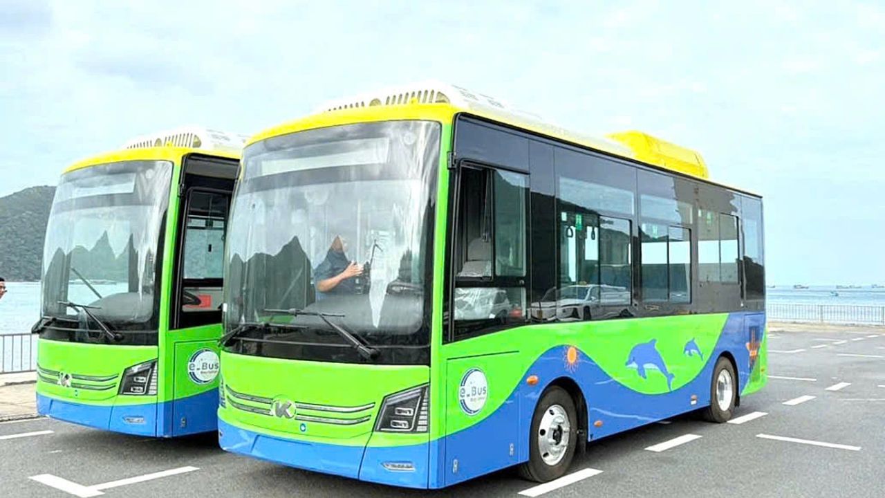 Xe buýt điện di chuyển từ Cảng Bến Đầm về trung tâm Côn Đảo