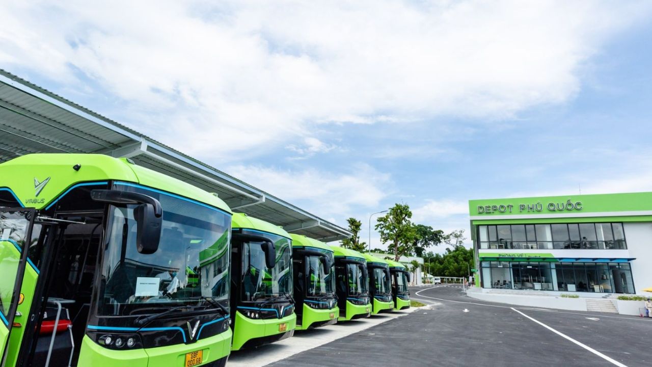 Xe buýt điện Vinbus đón khách tại cảng Bãi Vòng