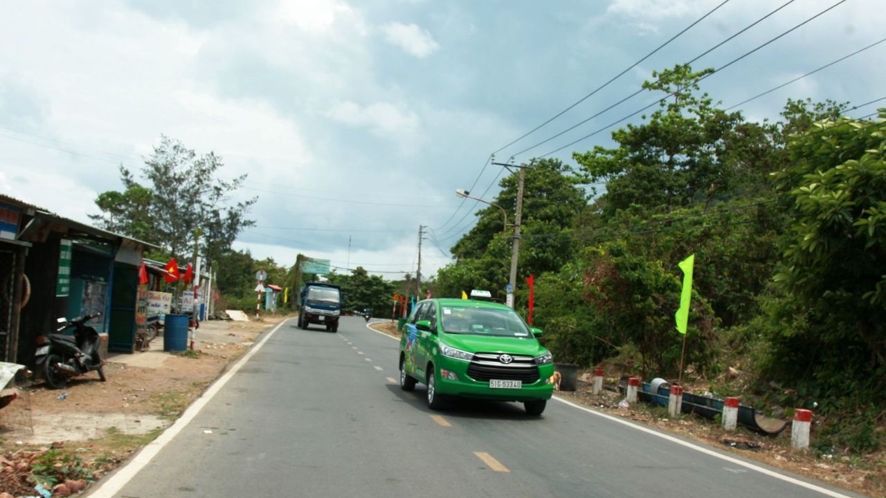 Taxi đón khách tại khu vực Cảng Bến Đầm