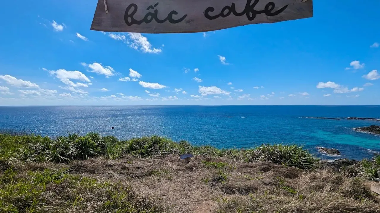 Bấc Cafe: mộc mạc, có cổng check-in gỗ