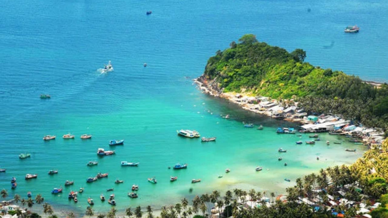 Bãi Ngự đông đúc ghe thuyền dân chài sinh sống