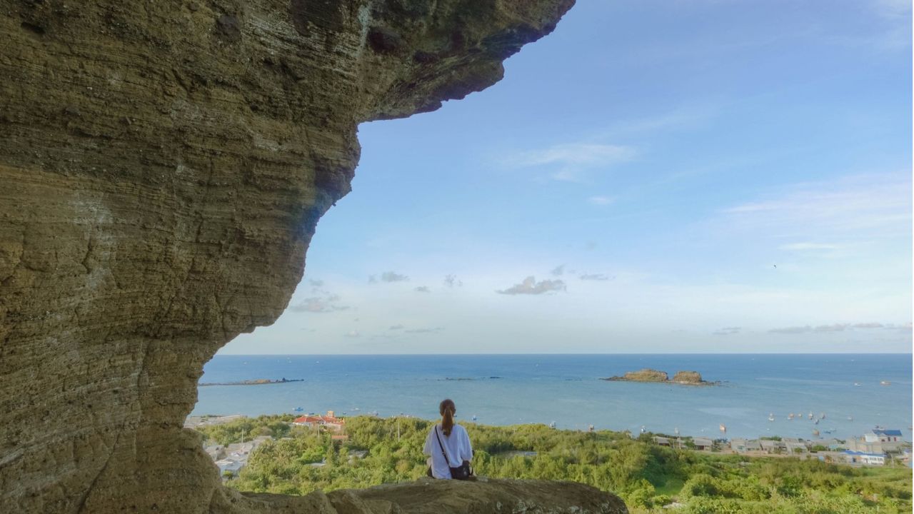 Bạn trẻ check in tại núi Cao Cát