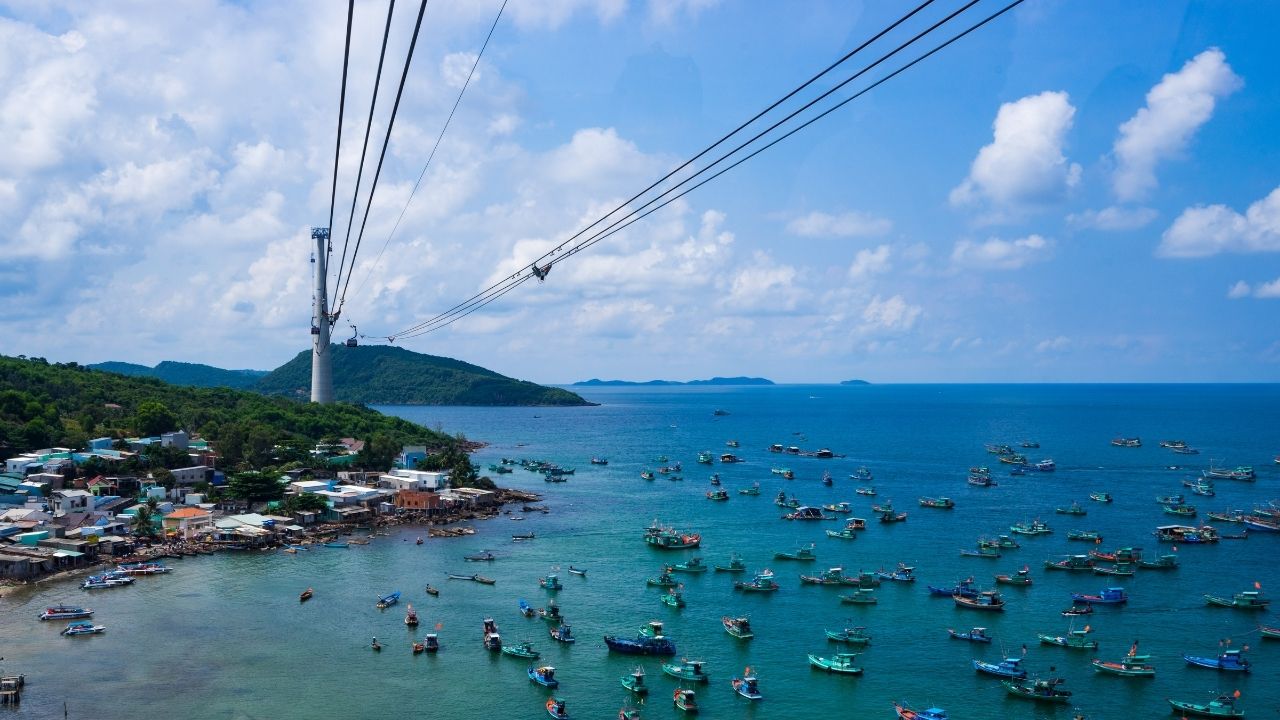 Bầu trời Phú Quốc xanh trong vào tháng 11, bãi biển nắng vàng nhạt và sóng biển êm đềm