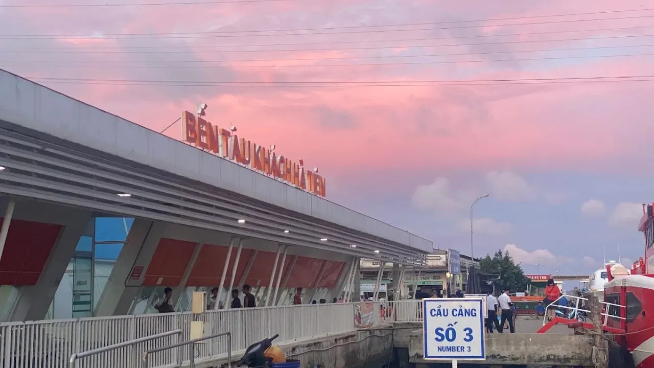 The passenger pier Hà Tiên at dusk
